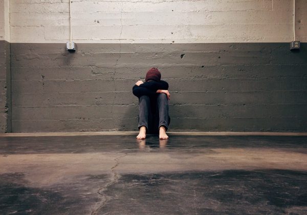ההפרעה שעלולה לפגוע בחיי החברה שלכם: הכול על חרדה חברתית והתמודדות עימה